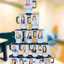 ערימת ספלים עם קריקטורות של פנים