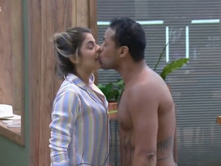 O polémico beijo que ditou a eliminação de Phellipe - A Fazenda 11