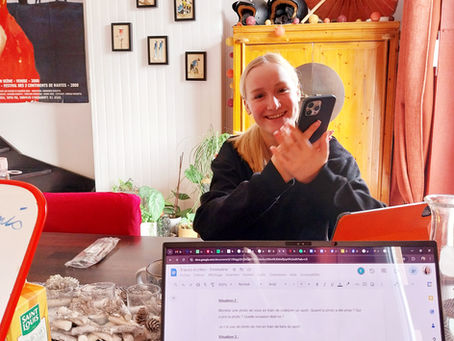 une jeune étudiante qui sourit