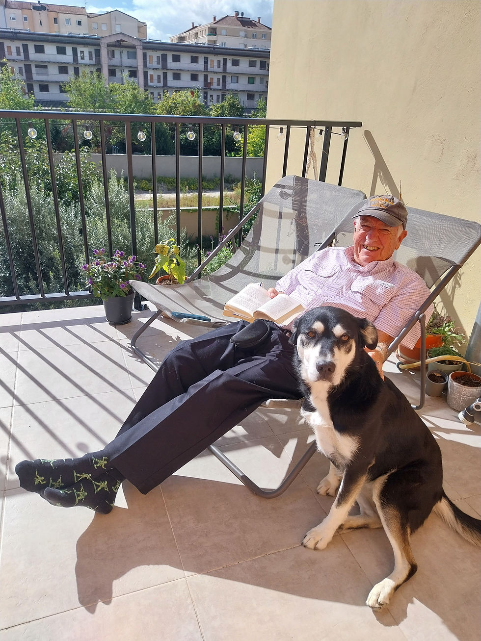 Moment de détente pour John et Kickass