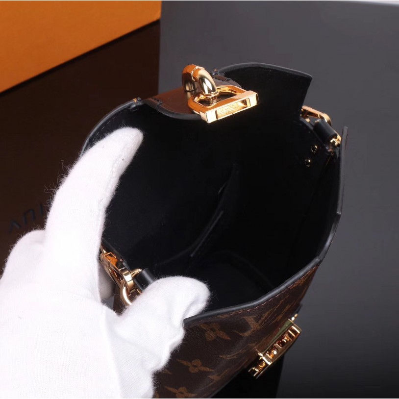 Thumbnail: LOUIS VUITTON Boîte Bento Monogram Bag