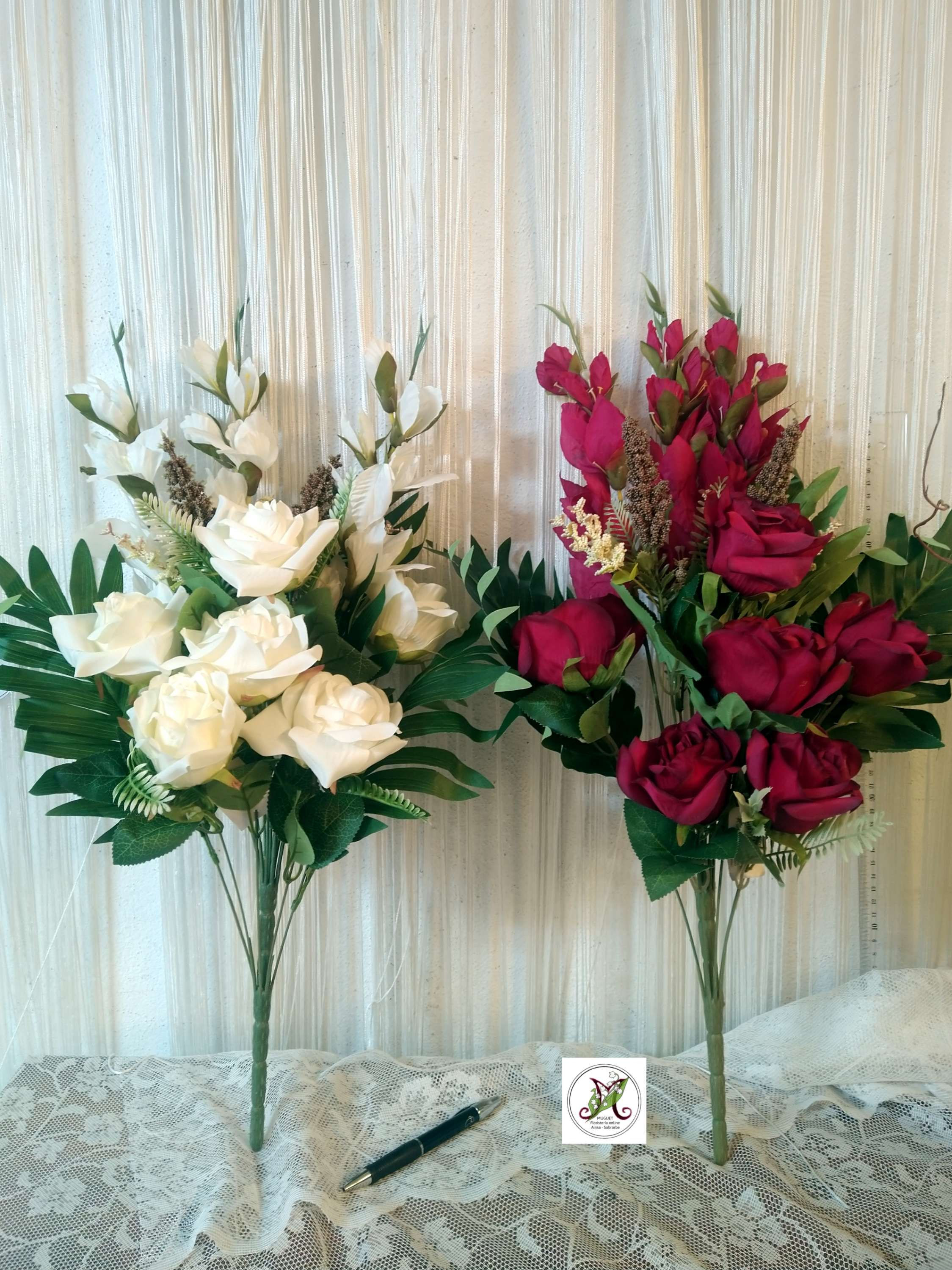 Ramo de rosas y gladiolos artificiales.