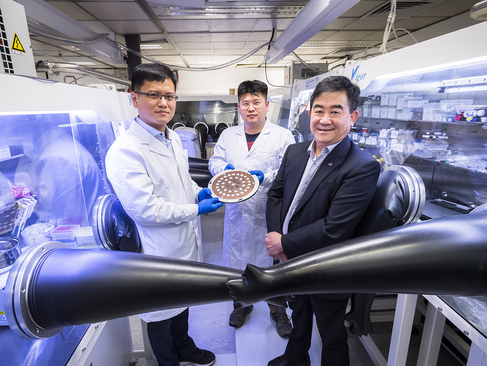 香港城大科學家突破:高效穩定太陽能電池如印報紙般量產