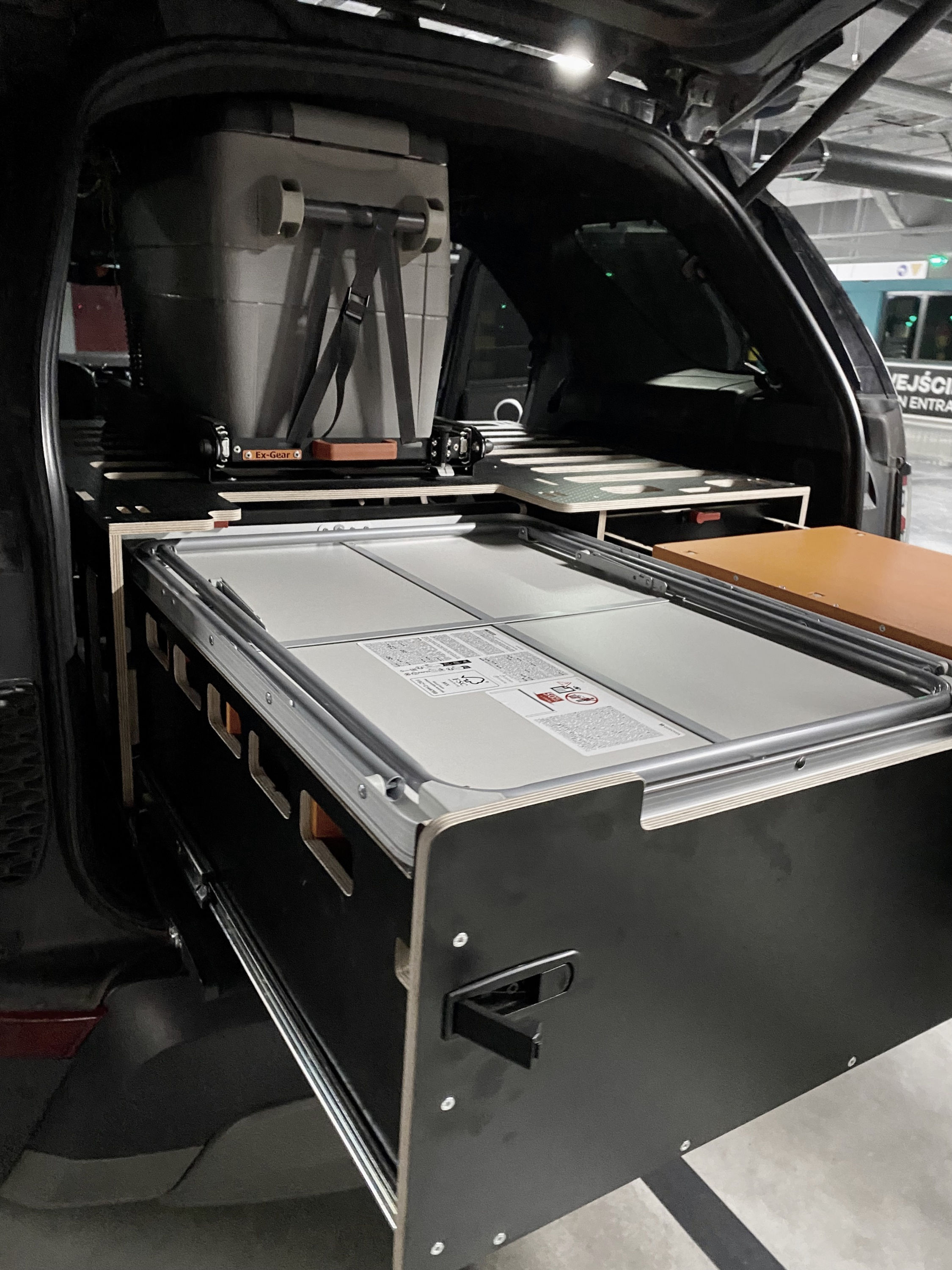 T_box 345 z wysuniętą szufladą w której widać miejsce na umieszczenie stolika turystycznego