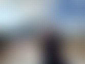 homem posando em frente a entrada do Tomorrowland brasil 2025