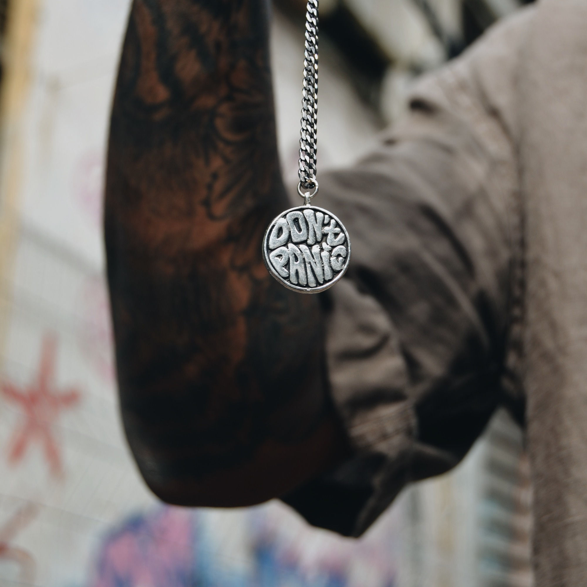 שרשרת Don't Panic