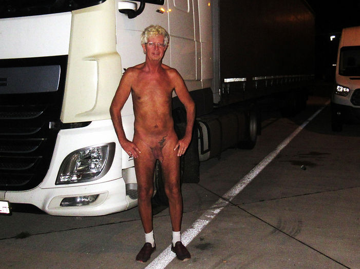 Norbert nackt auf der Autobahn