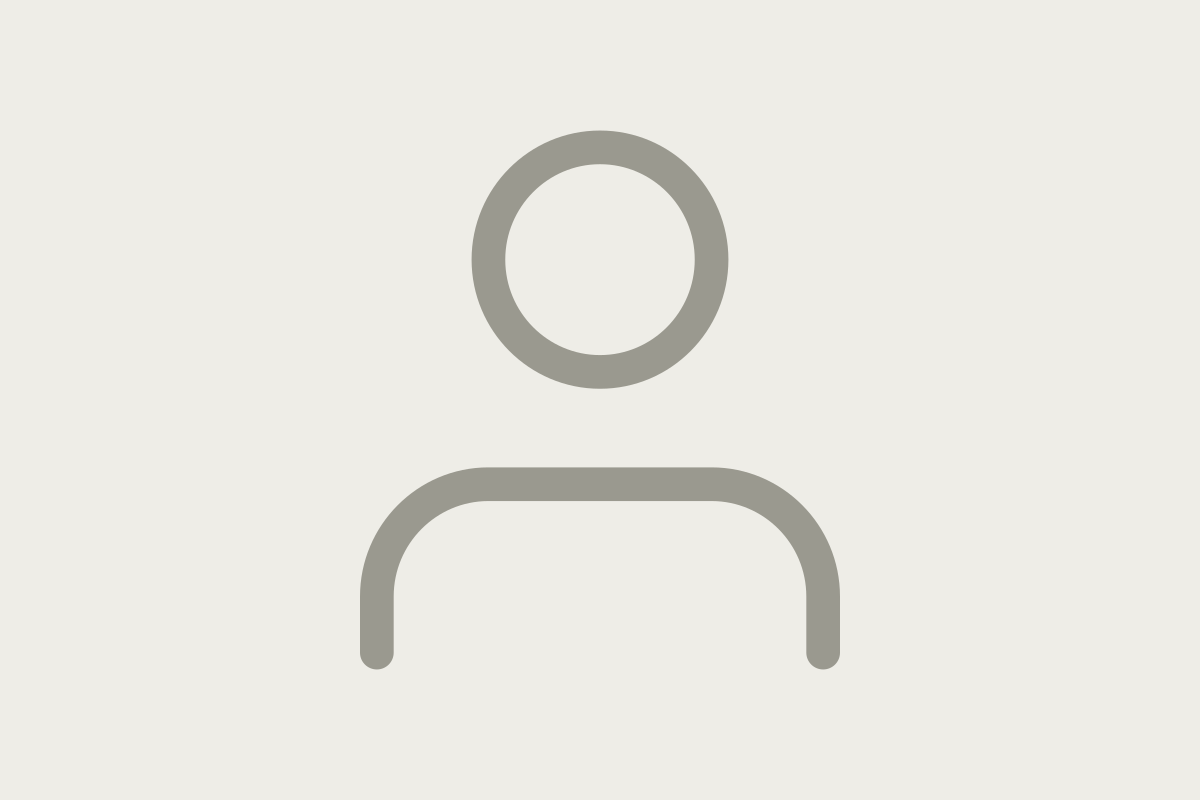 Outline of a person inviting applicants to introduce themselves to StudioMoiré