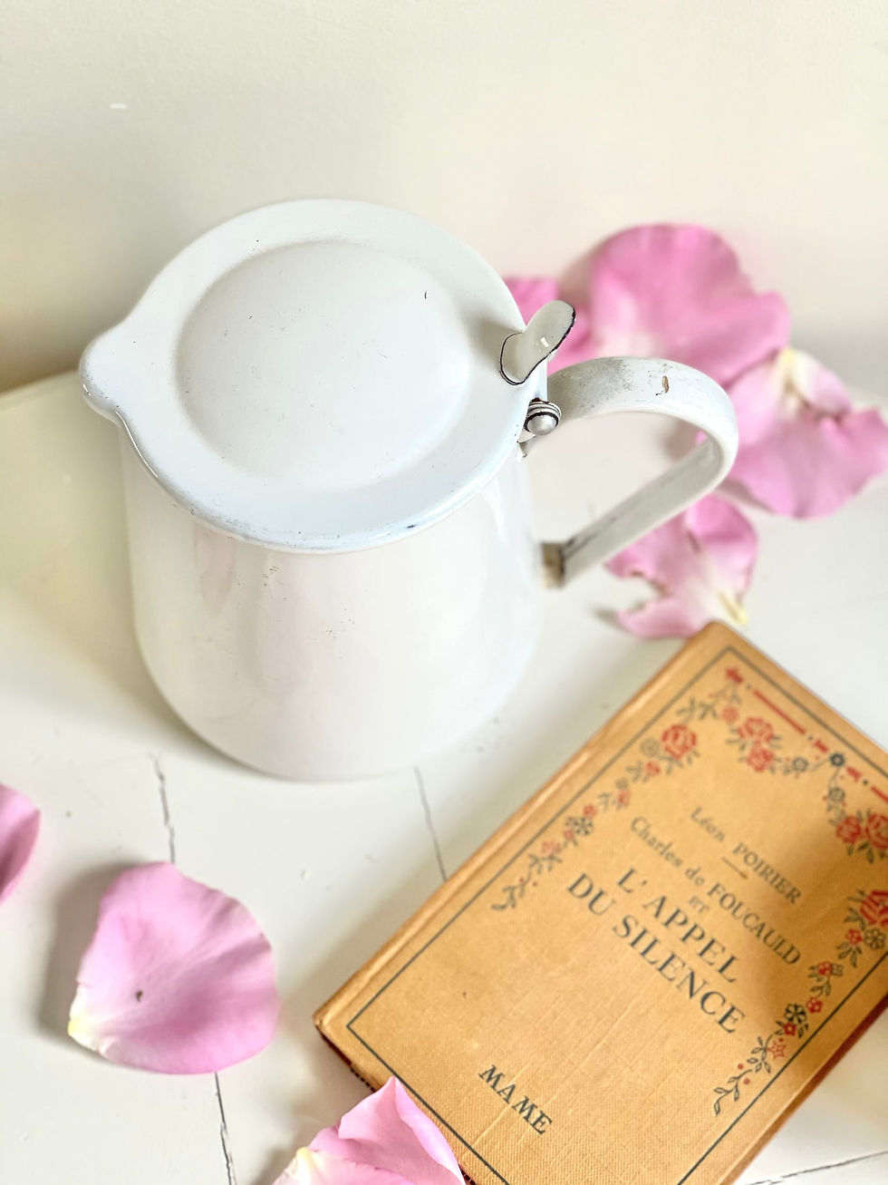 Broc en émail blanc