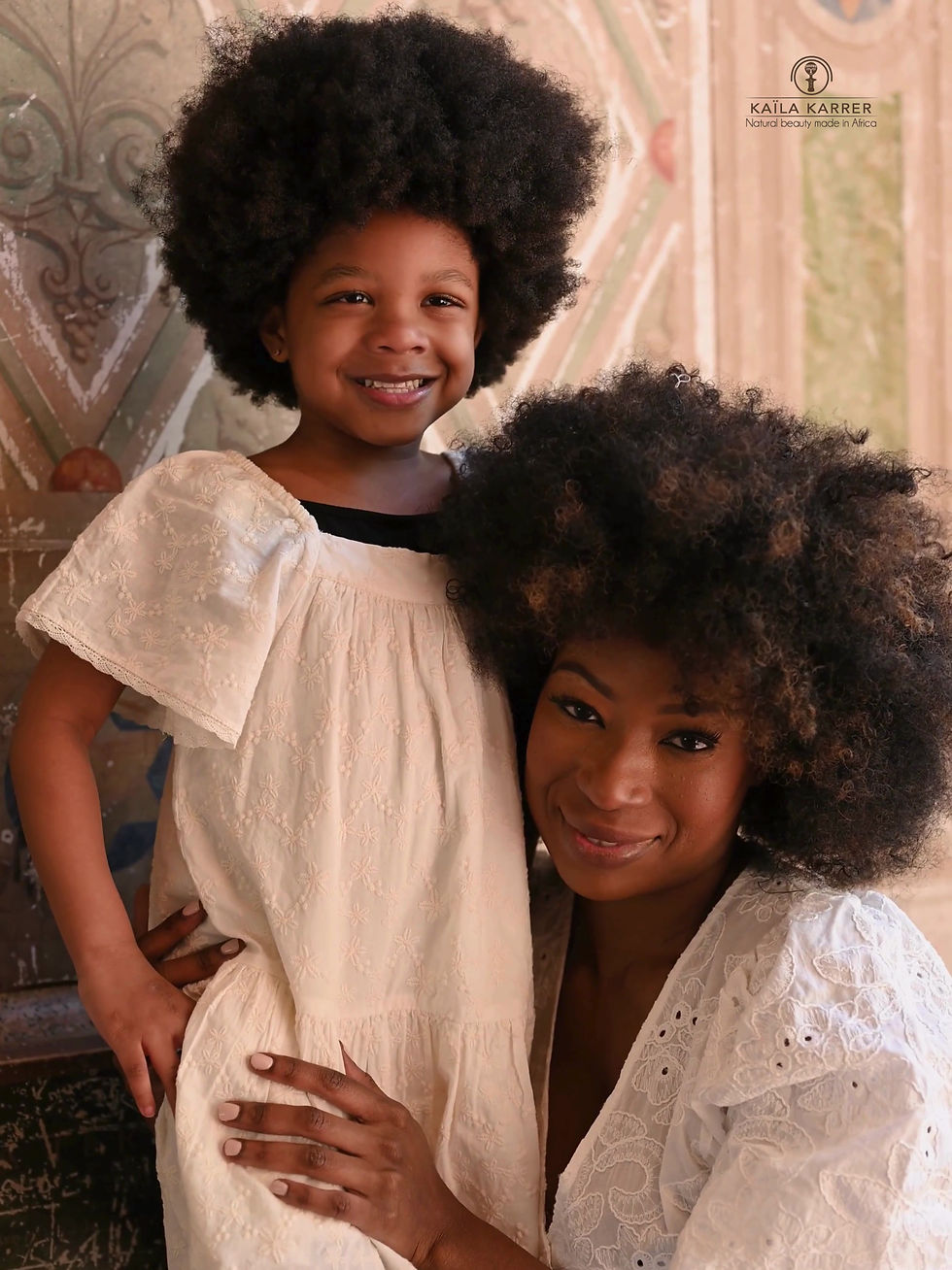 Miniature : une maman et sa fille noire avec de beaux cheveux afro naturels