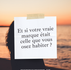 Une citation sur le branding conscient. Une femme de dos sur une plage regardant un couché de soleil.