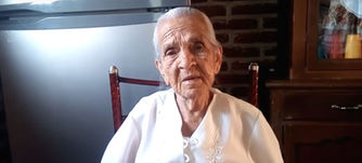 Abuelita de 87 años pide que vean sus videos de YouTube para sobrevivir
