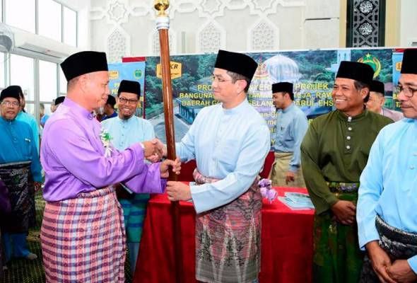 Menteri Besar Selangor, Datuk Seri Mohamed Azmin Ali ketika dalam Majlis Penyerahan Masjid Tun Teja kepada Nazir Masjid, Tuan Haji Abu Bakar Jarai