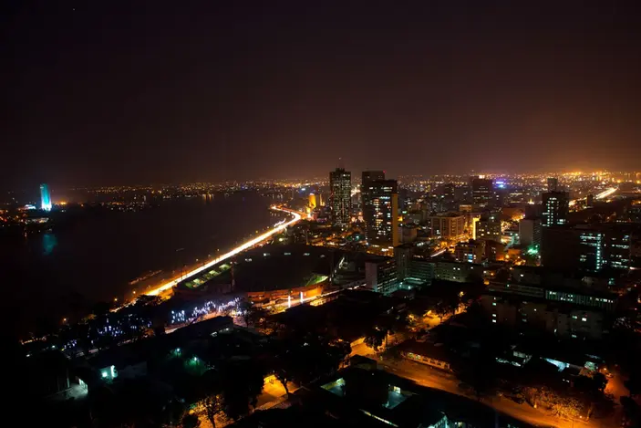 Abidjan-vue-de-nuit.webp