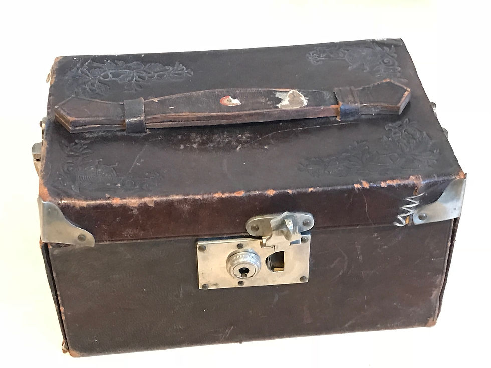 Thumbnail: Vintage Bone & Bamboo Mah Jong Set in Leather Case 5