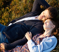 Pareja disfrutando al aire libre