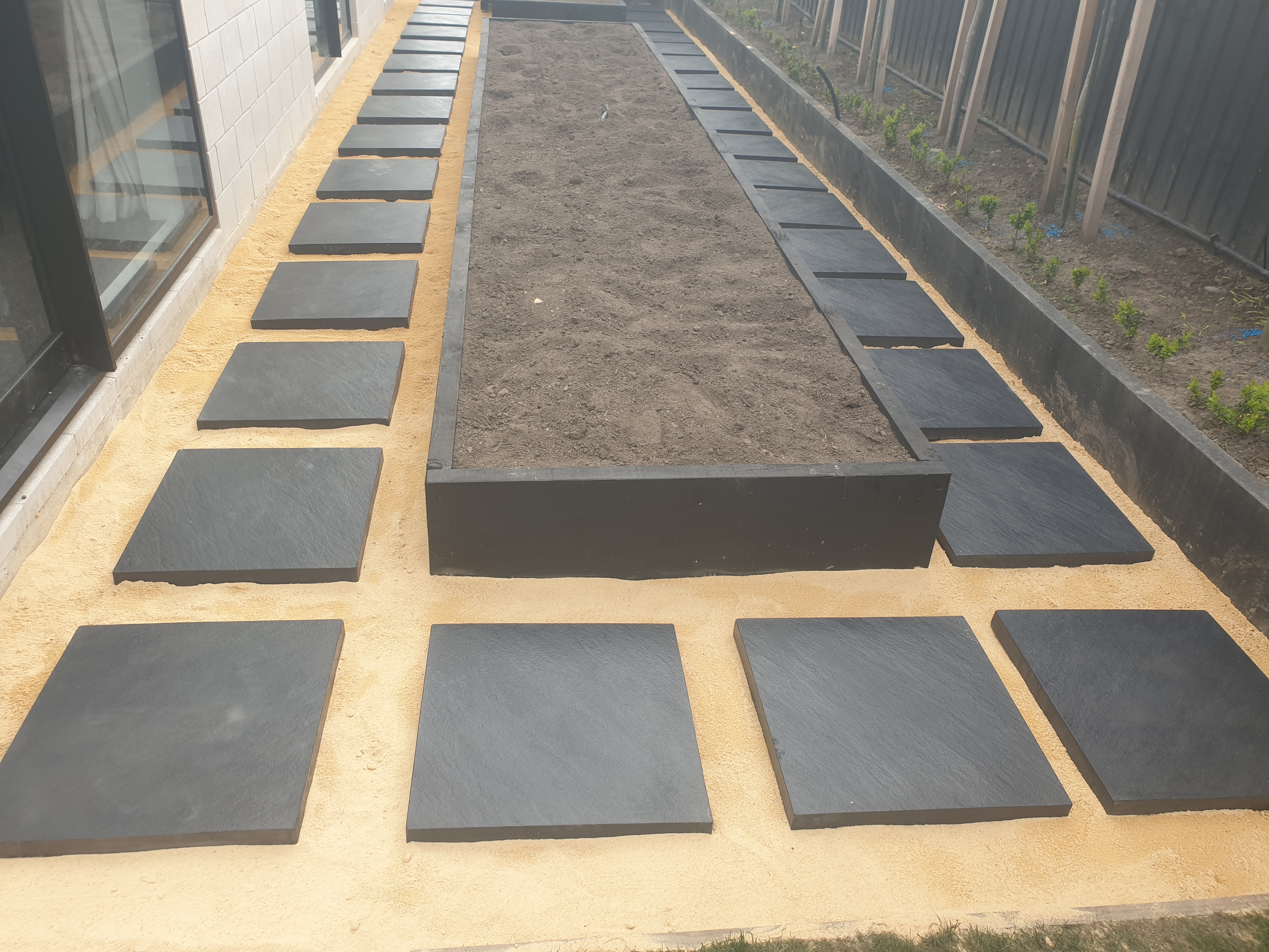 DnB Landscape Raised Bed with Pavers