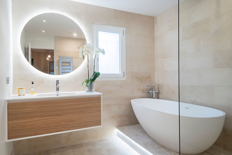 Salle de bain avec baignoire îlot