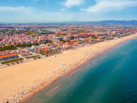 Experience a unique beach vacation in Valencia city, with its golden beaches and picturesque neighborhoods.