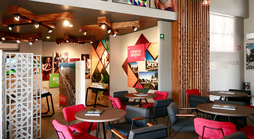 Oficinas Adamar diseñadas por Custom Retail Experiences, con interiorismo corporativo moderno, diseño funcional y espacios colaborativos.