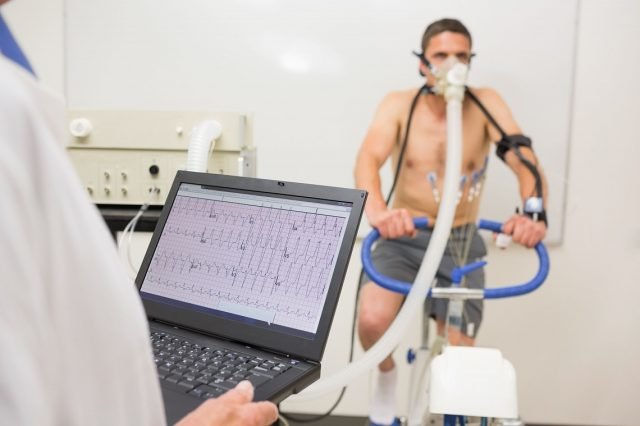 Prueba de esfuerzo con análisis de gases en bicicleta ergométrica con monitoreo de electrocardiograma