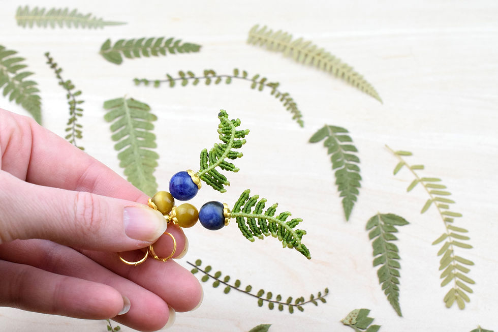 Miniature : Boucles d'oreilles - Petites fougères et perles d'oeil de tigre et sodalitea