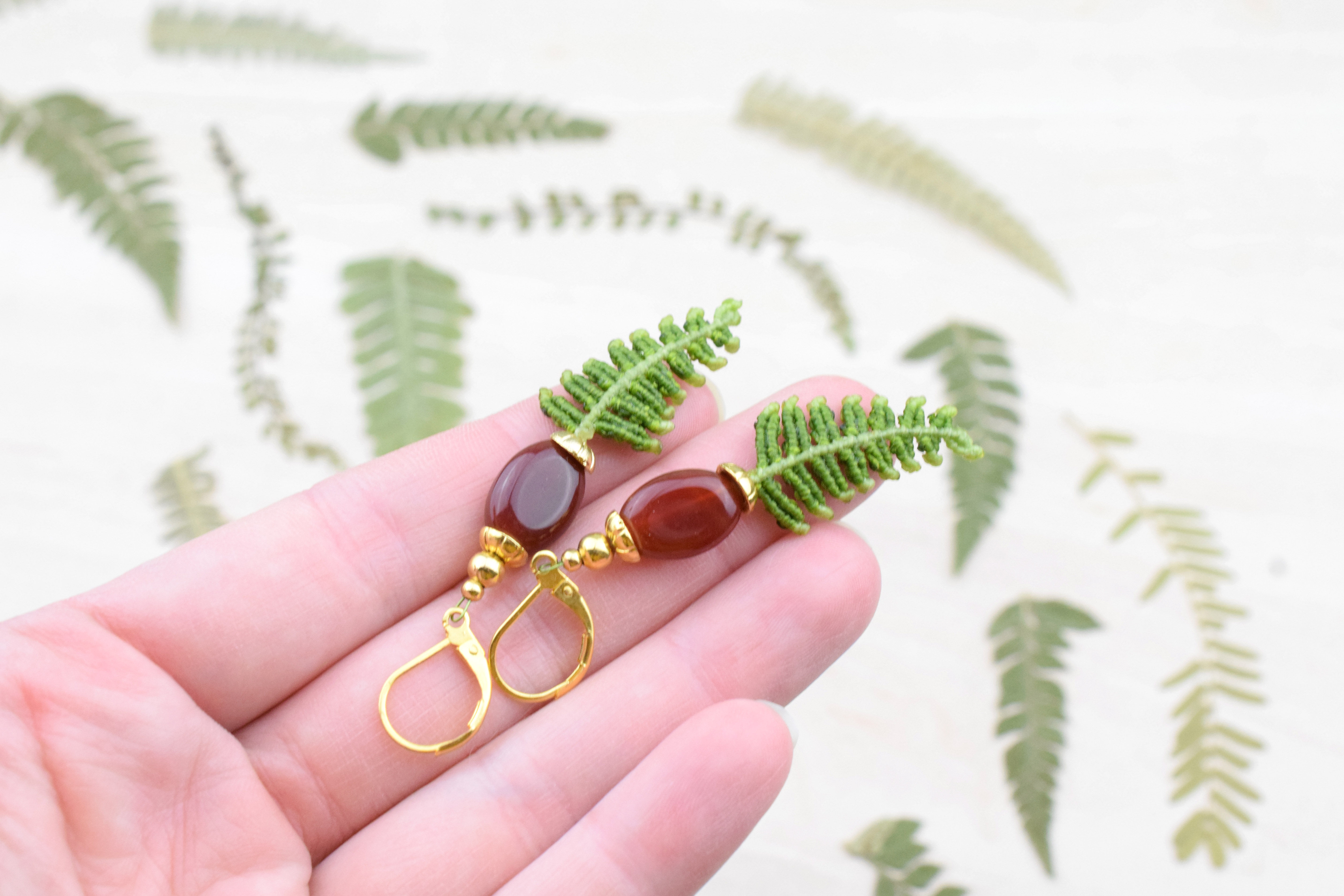 Boucles d'oreilles - Petite fougère et perles d'agate