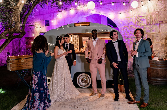 Luxueuse caravane-bar vintage Mademoiselle S. disponible à la location pour tous types d'événements dans le sud de la France.