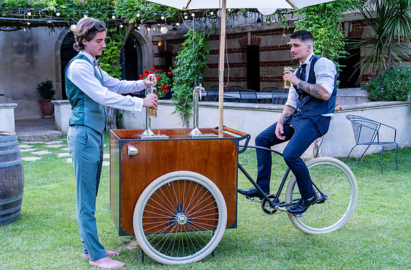 Triporteur tireuse à bière Mademoiselle L. disponible à la location pour tous types d'événements dans le sud de la France.
