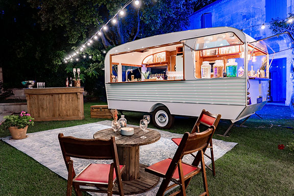 Luxueuse caravane-bar vintage Mademoiselle L. disponible à la location pour tous types d'événements dans le sud de la France.