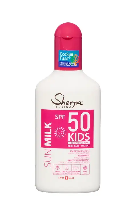 The sun lotion is especially suitable for children and protects against UVA and UVB rays. No microplastics, no octocrylene, compliant with Hawaii's reef law and waterproof. White bottle with orange cap.