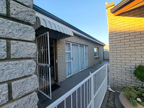 Chic open plan townhouse in Bredasdorp with fibre