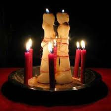 Altare rituale con candele per interventi di Magia Nera