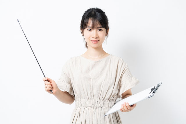 指示棒を持つ女性