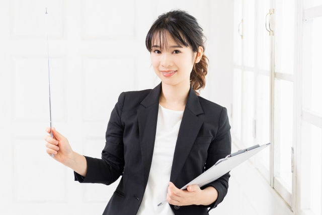注意喚起する女性