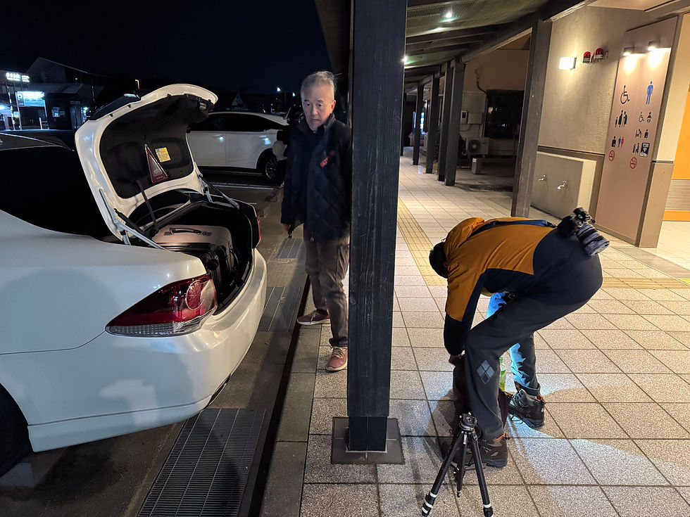 駐車場で準備中の皆さん