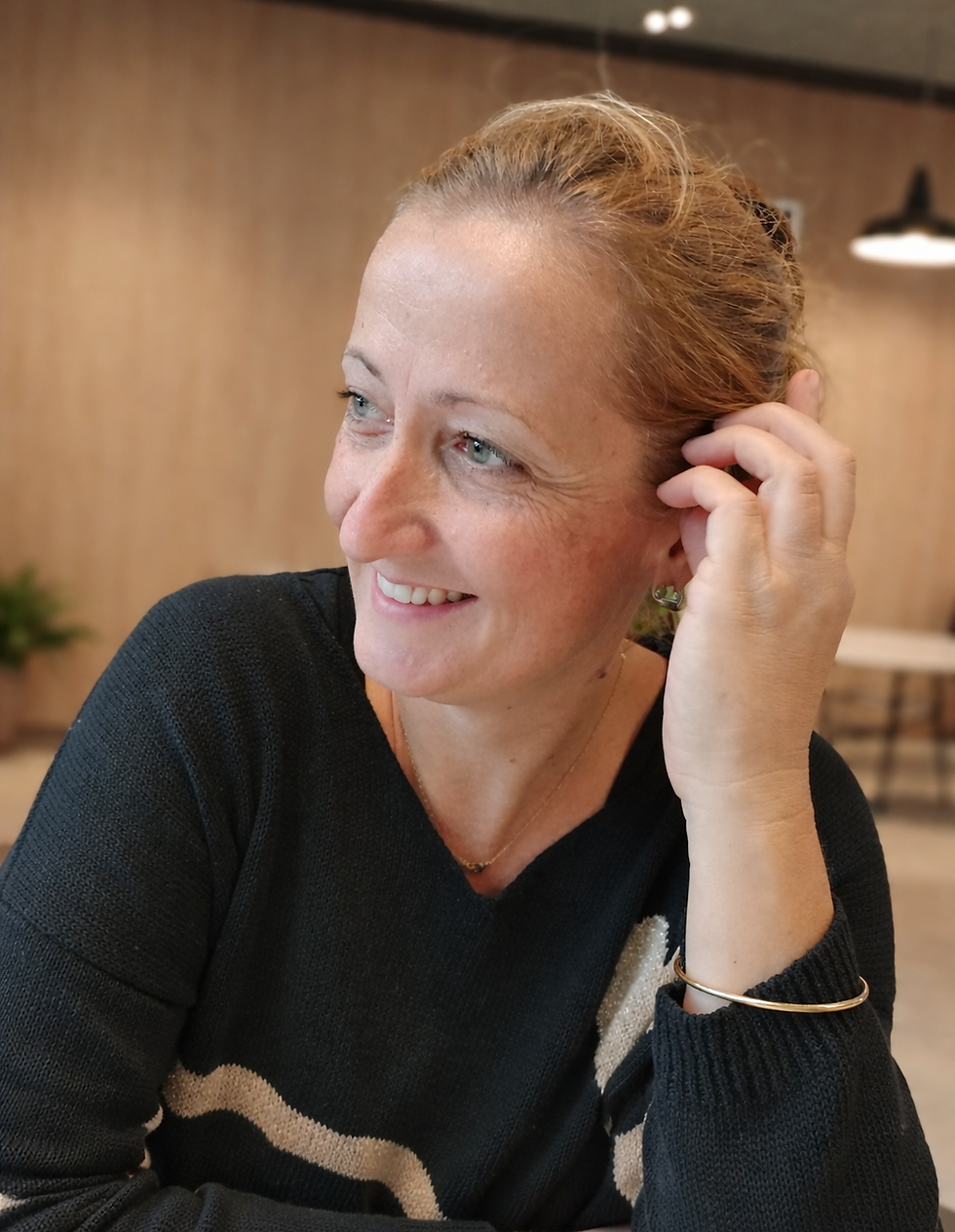 Sourire doux dans un intérieur chaleureux.png