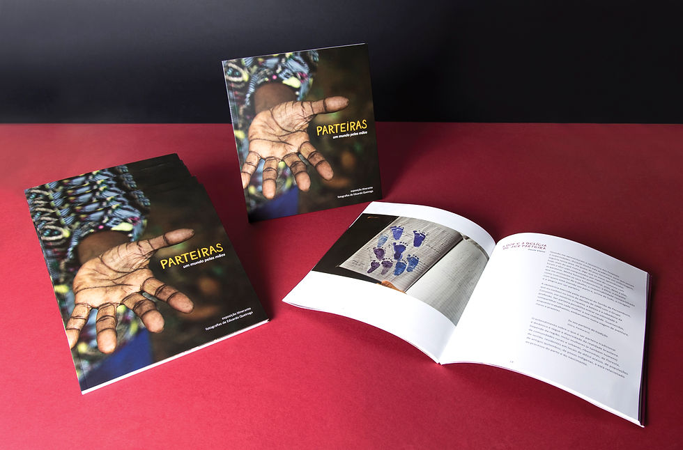 Parteiras – Um Mundo pelas Mãos, catálogo criado para a exposição de fotografias de Eduardo Queiroga. As parteiras são mulheres fortes, detentoras de saberes preciosos, com elas encontramos acolhimento, cuidado e dedicação. Se emocione com histórias e fotografias que nos fazem ver coisas que ninguém viu. Parteiras, um olhar sobre as mães de umbigo.
