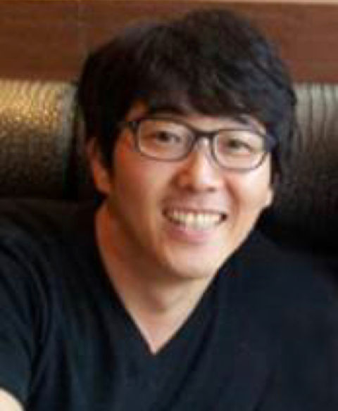 "정면을 바라보는 부산뮤직실용음악학원 대표원장이자 부산예술대학교 안영수 교수"