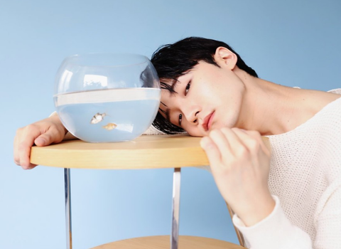 "물과 빛이 어우러진 장면에서 차분하게 포즈를 취한 소수빈, 감성적인 분위기의 콘셉추얼 화보"