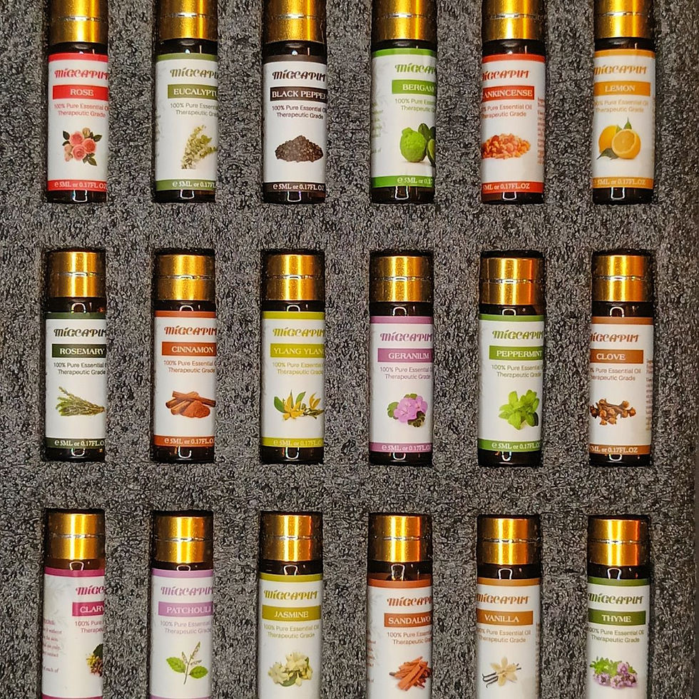 Thumbnail: Voorbeelden van flesjes geurolie: rozemarijn, grapefruit, tijm, lavendel, ylang ylang en nog veel meer