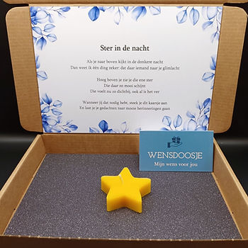 Wensdoosje Ster in de Nacht heeft een gedichtje in de deksel, een handgemaakt stervormig kaarsje op zwart glitter karton