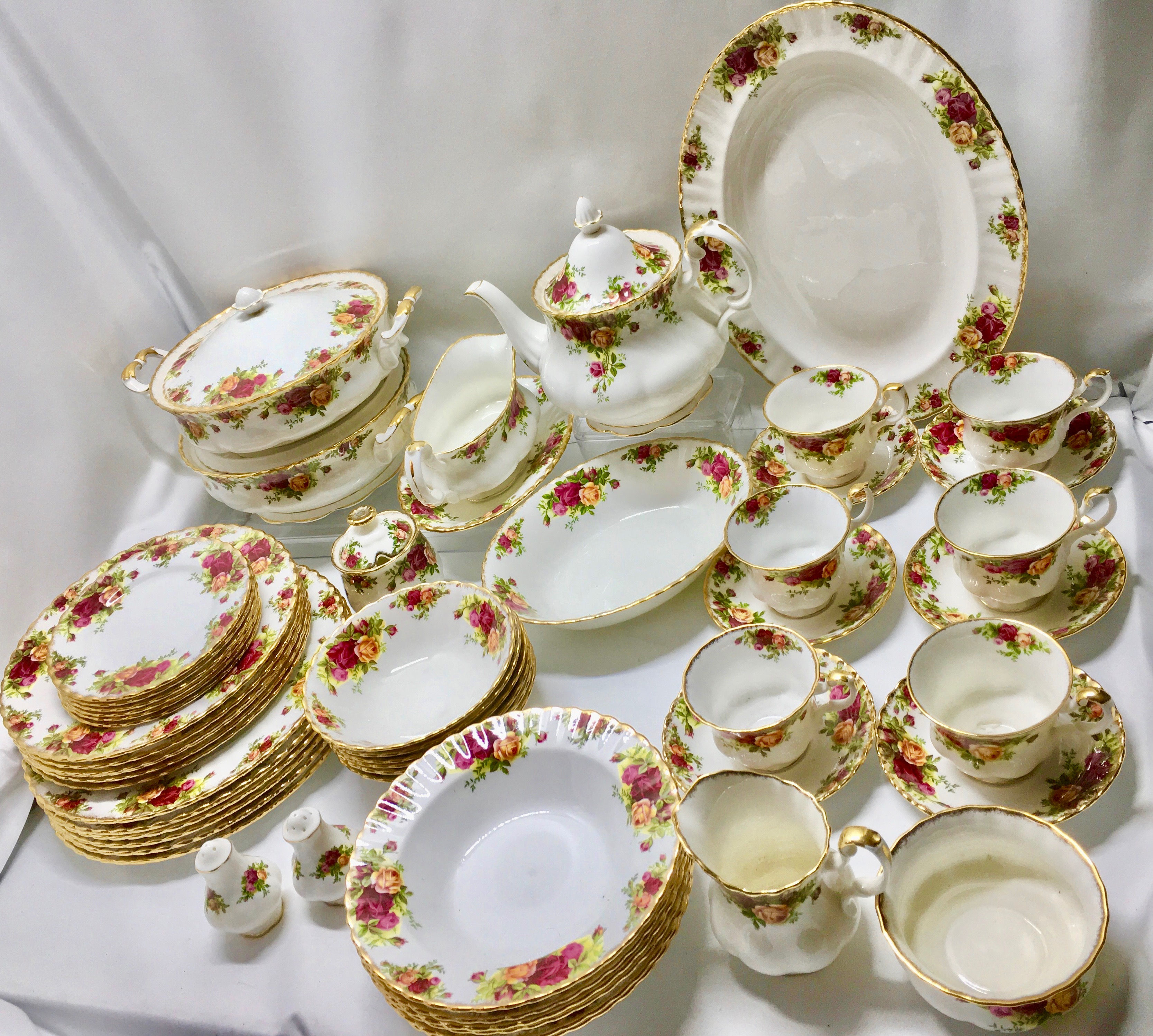 Royal Albert Old Country Roses Dinner Service