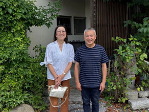 野崎邸前で並ぶタカコナカムラと野崎洋光さん