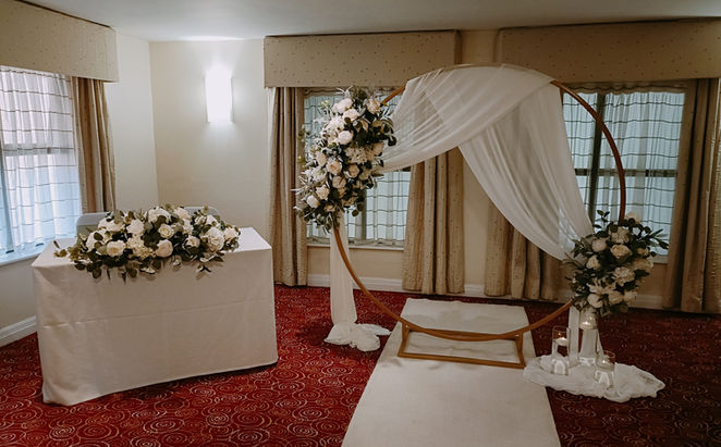 Accent Moongate In Artificial Ivory & Greenery