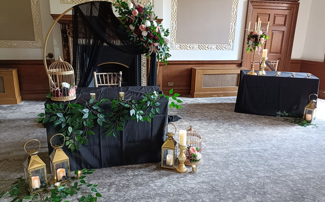 Accent MoongAccent Moongate In Artificial Dark Moody Floralsate