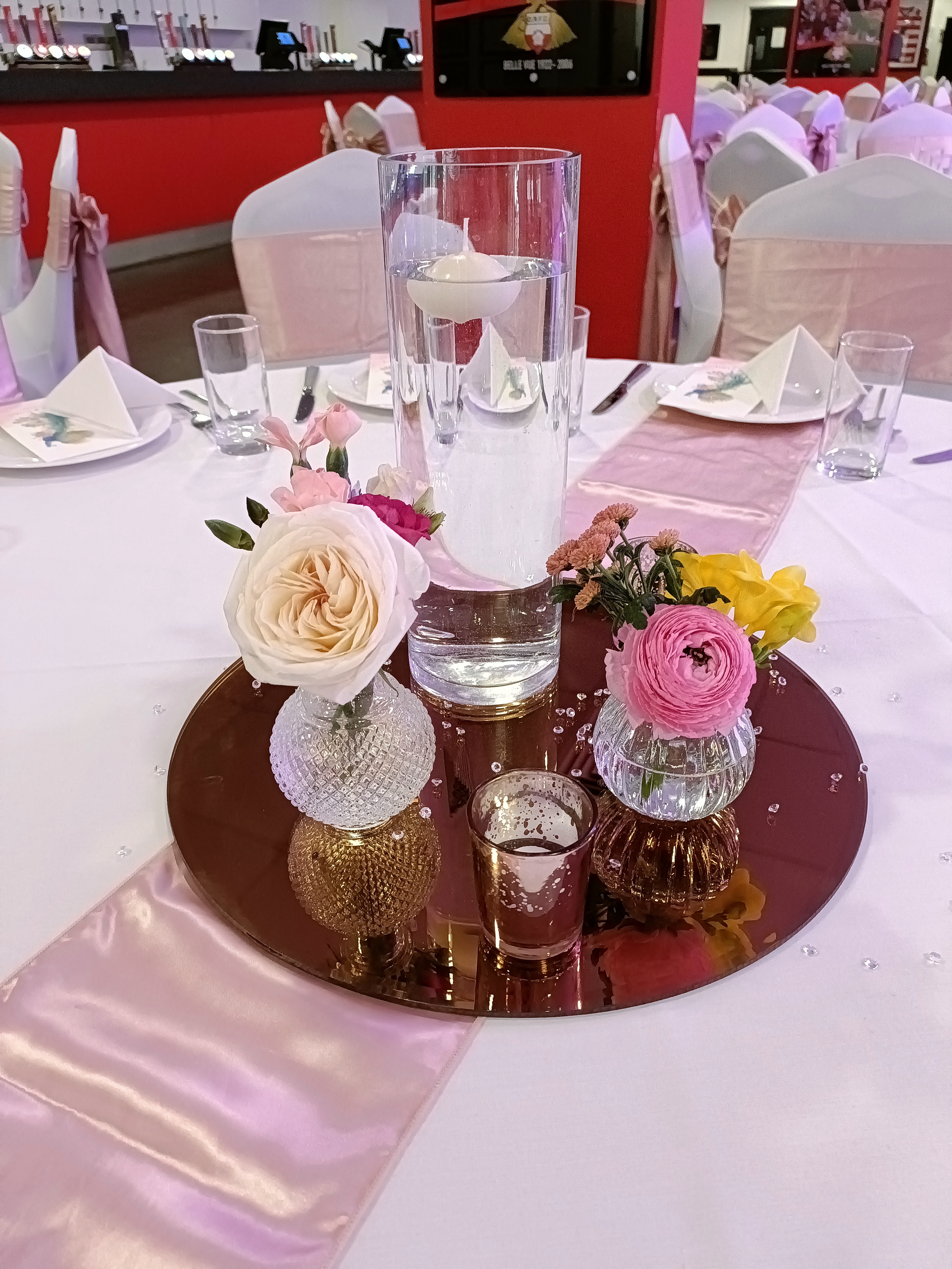 Quintet with 2x bunches of artificial flowers