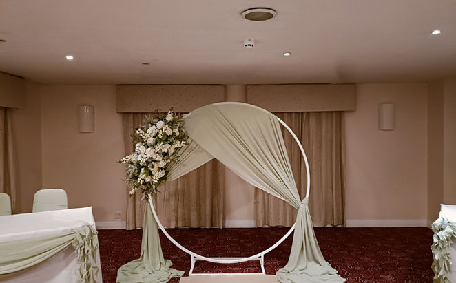 Accent Moongate In Artificial Ivory & Greenery