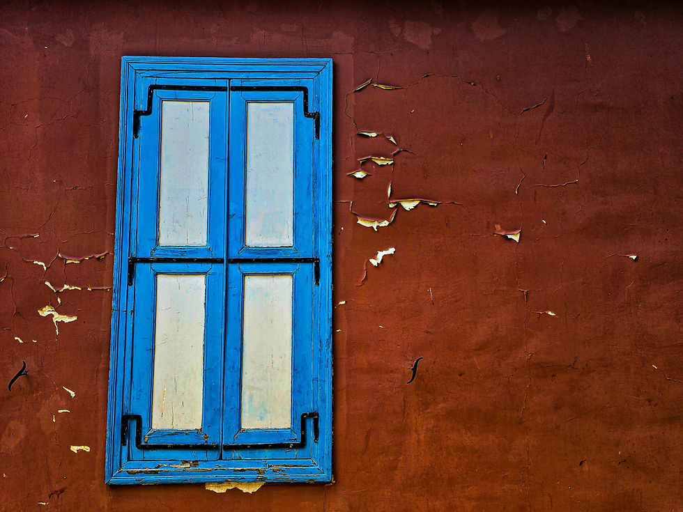 Pared con pintura descascarada por humedad y mala preparación de superficie. Un error común que reduce la duración del trabajo de pintura