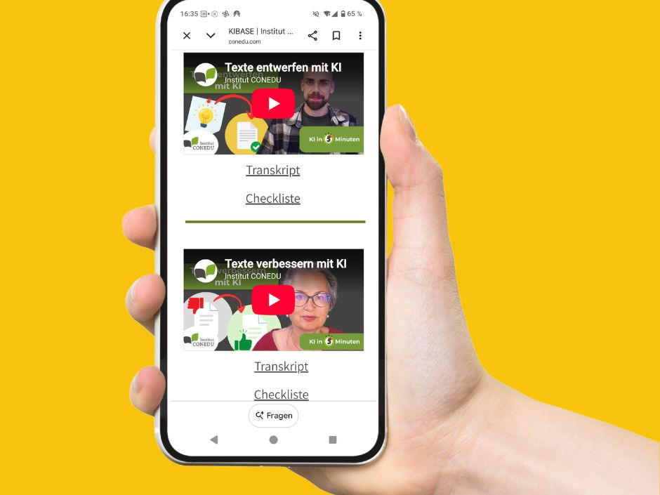 Hand hält Smartphone mit Video-Vorschau von 2 der neuen Videos: Texte entwerfen mit KI und Texte verbessern mit KI